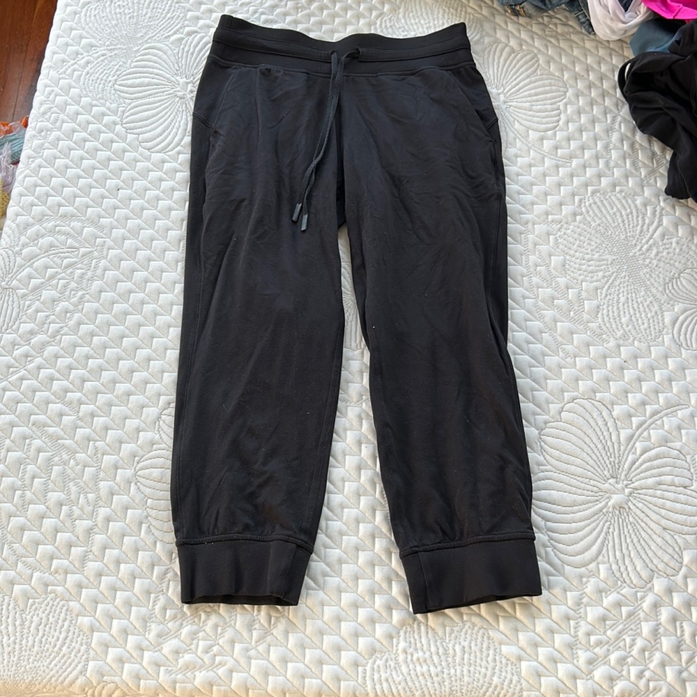 Lulu lemon cropped black joggers. Size 8. Very soft and no signs of wear/tear